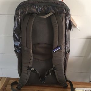 Brand new, camouflaged Patagonia black hole pack 25L
